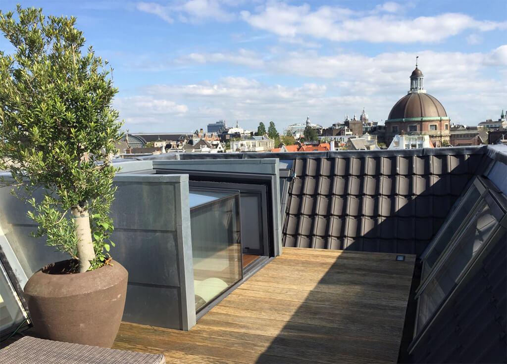 Schuivende dakterras toegang van glas in Amsterdam