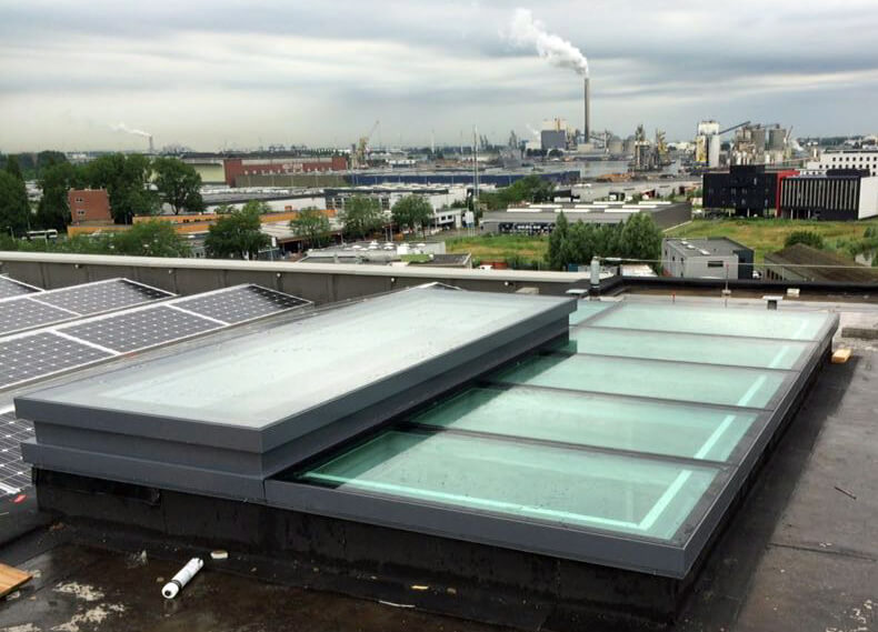 Beloopbaar glasdak met elektrisch dakluik als daktoegang op Superlofts Amsterdam