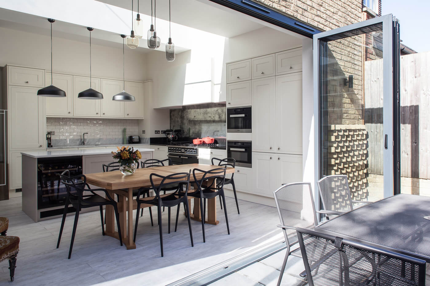 Hoe zorg je er met een dakraam voor dat een keukenaanbouw een lichte en ruimtelijke uitbreiding is van de leefruimte?