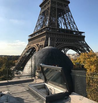Handmatig dakluik op dakterras in Parijs