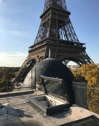 Handmatig dakluik op dakterras in Parijs